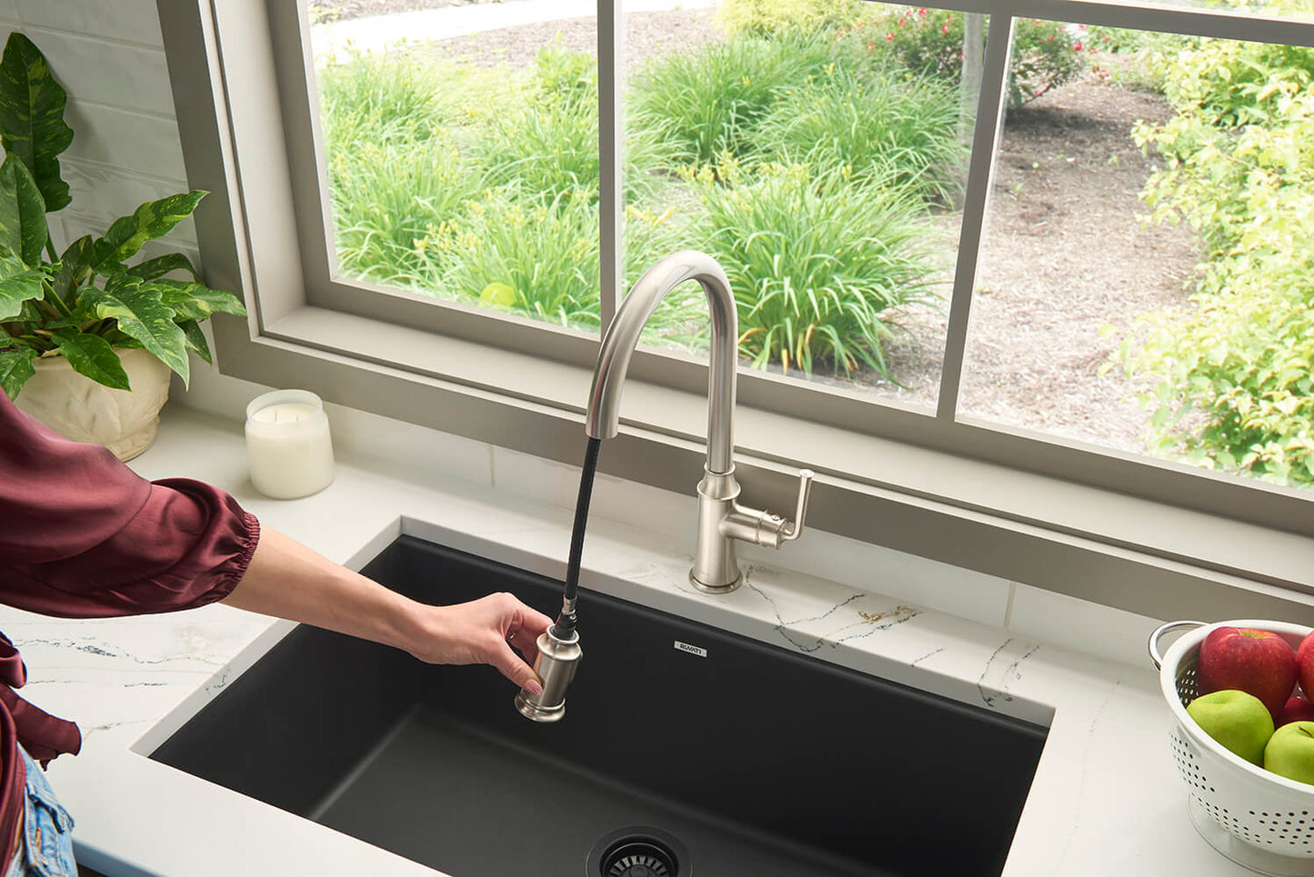 Ruvati RVF1234 Simoni Single-Handle Pull-Down Kitchen Faucet — Traditional Farmhouse Style