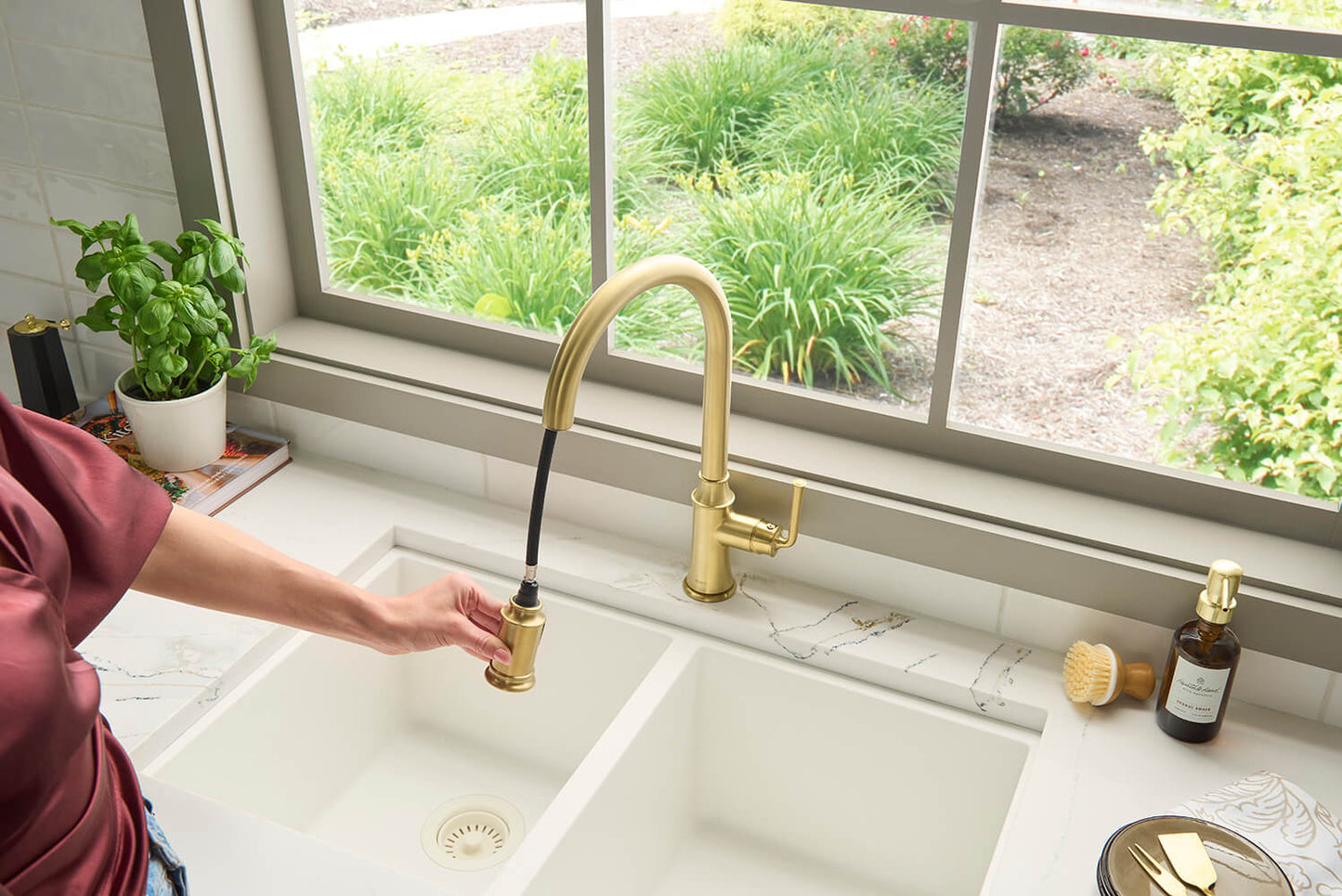 Ruvati RVF1234 Simoni Single-Handle Pull-Down Kitchen Faucet — Traditional Farmhouse Style
