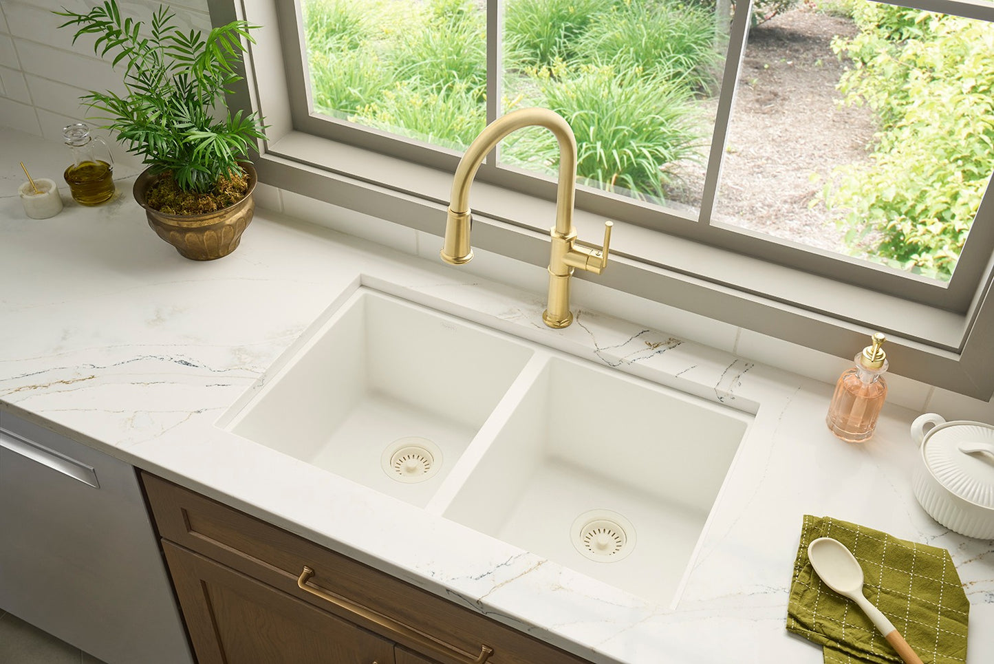 Ruvati RVF1239 Idris Single-Handle Pull-Down High-Arc Gooseneck Kitchen Faucet