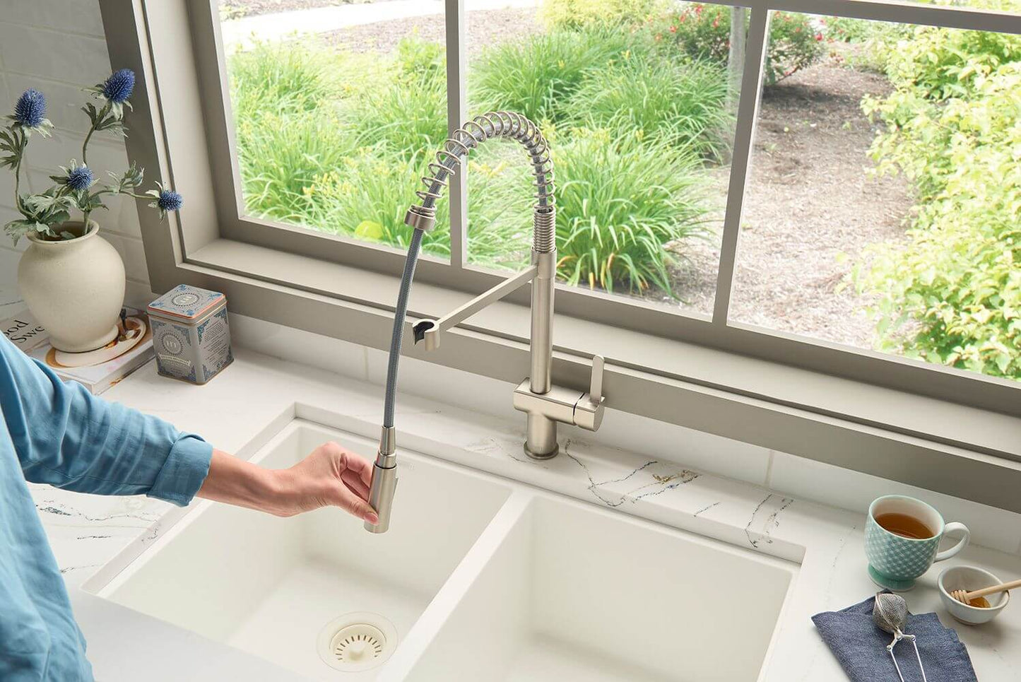 Ruvati RVF1243 Seneca Single-Handle Pull-Down Pull-Out Spring Kitchen Faucet