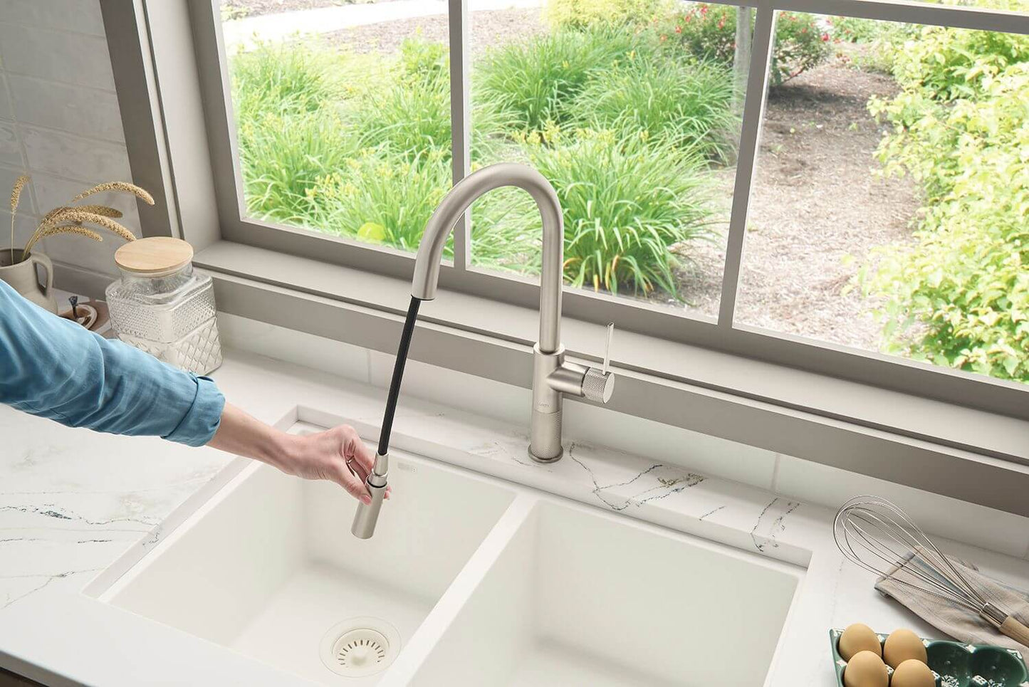 Ruvati RVF1248 Isola Single-Handle Pull-Out Kitchen Faucet with Knurl Detail