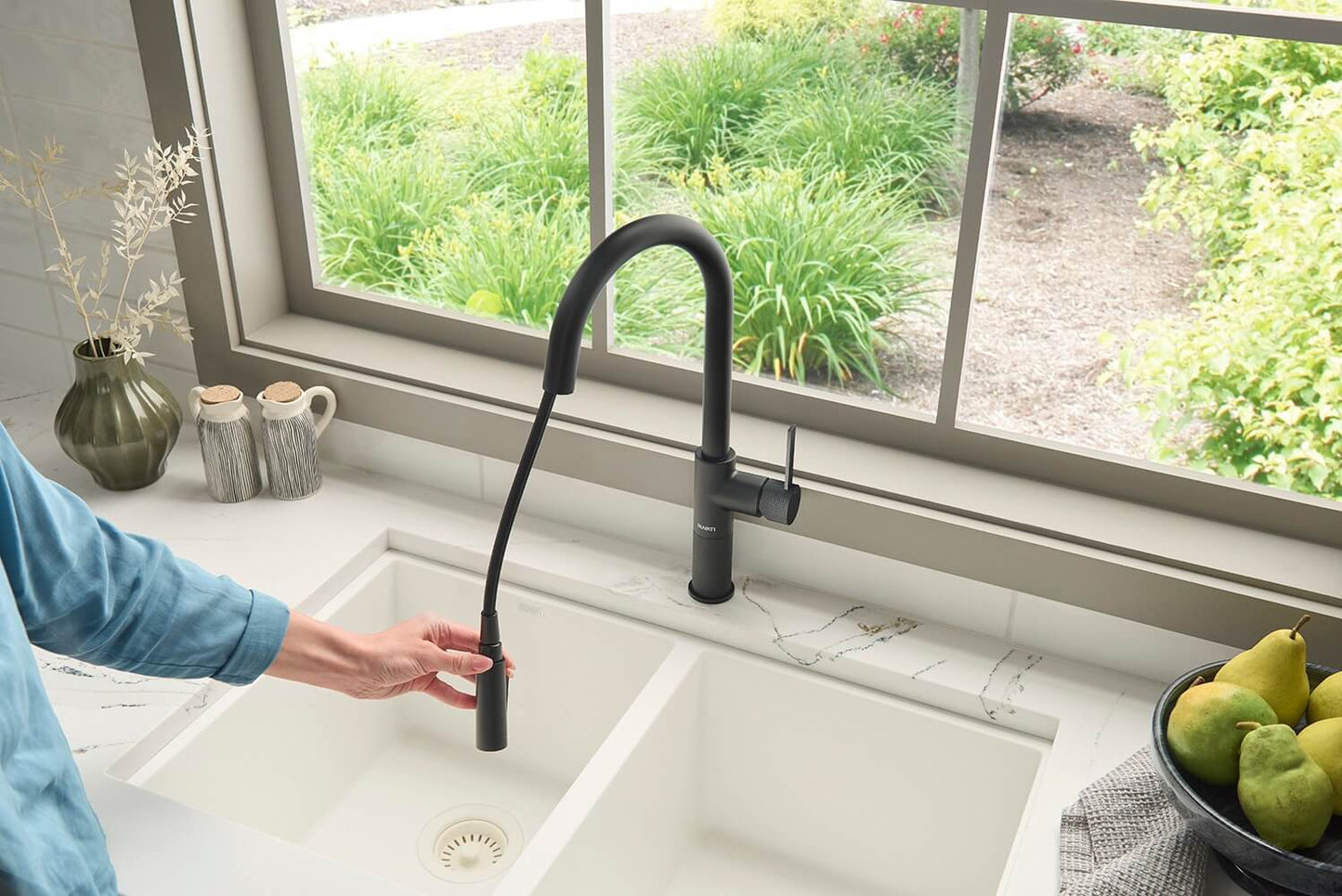 Ruvati RVF1248 Isola Single-Handle Pull-Out Kitchen Faucet with Knurl Detail