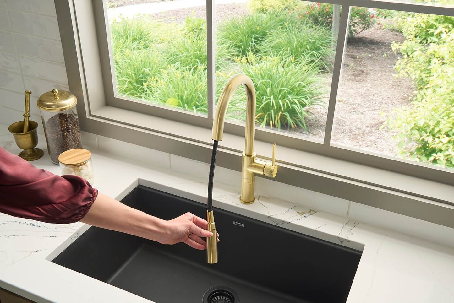 Ruvati RVF1248 Isola Single-Handle Pull-Out Kitchen Faucet with Knurl Detail