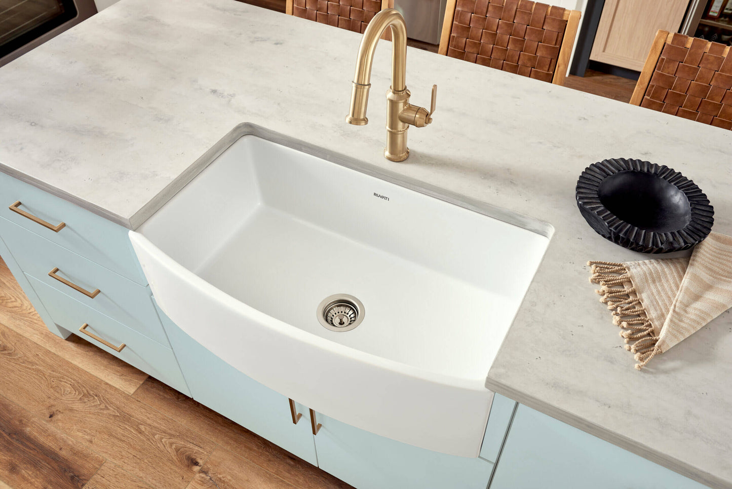 Ruvati 33" Fireclay Bow Front Farmhouse Kitchen Sink - RVL2398