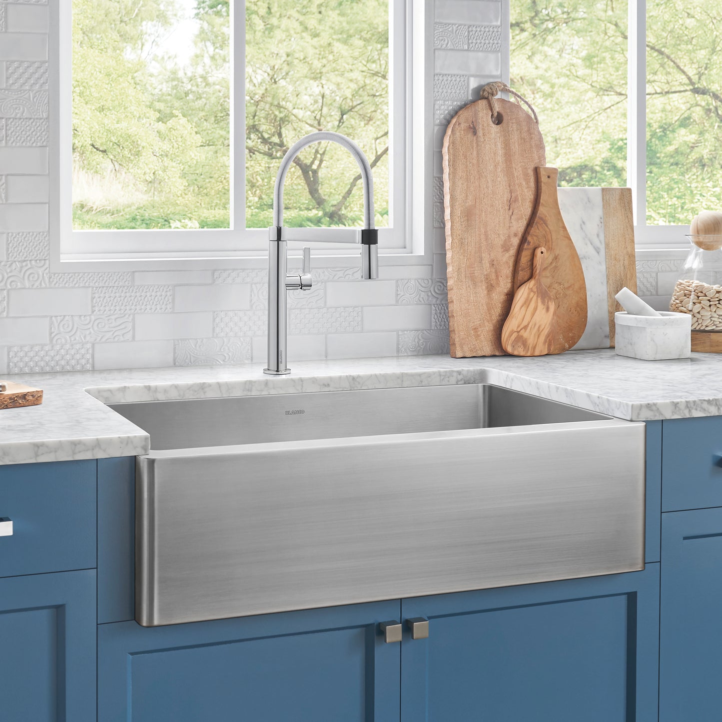 BLANCO Quatrus R15 32" Single Bowl Apron-Front Stainless Steel Farmhouse Sink in modern kitchen design.