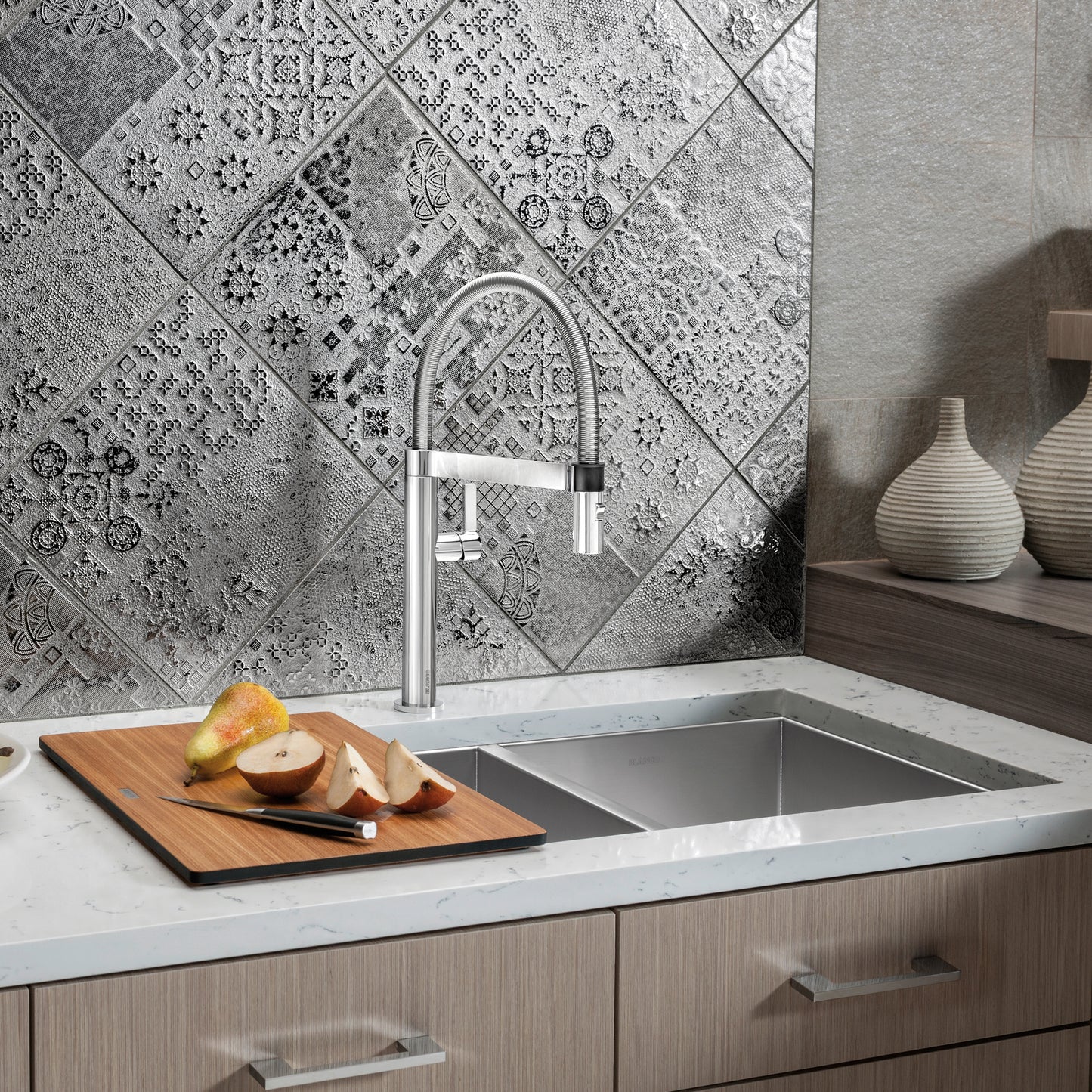 BLANCO Quatrus R0 33" 60/40 Double Bowl Undermount Stainless Kitchen Sink with modern faucet and wooden cutting board.